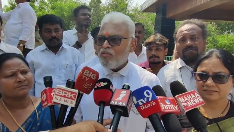 Ambati Rambabu at YSR Ghat in Idupulapaya