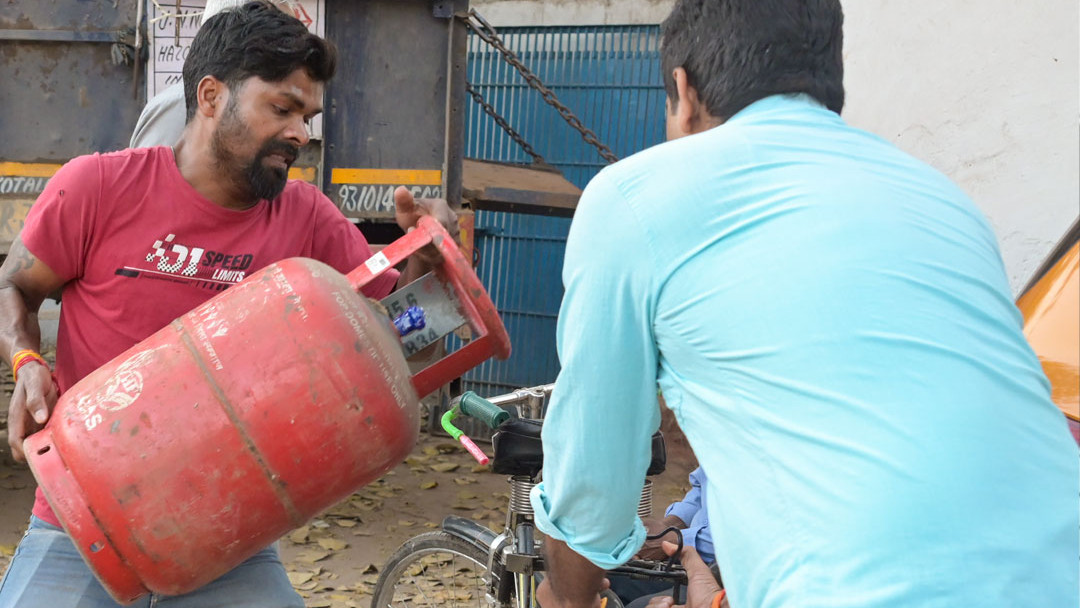 LPG Gas Cylinder Price Hiked by Rs 993 on Commercial Cylinders