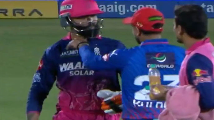 Ravindra Jadeja Kuldeep Yadav Share Friendly Moment in IPL