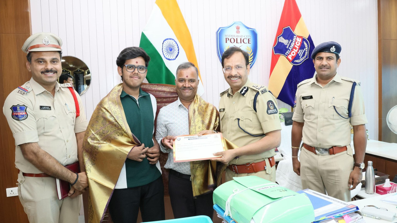 VC Sajjanar Praises Father Son Duo Who Exposed Gas Theft