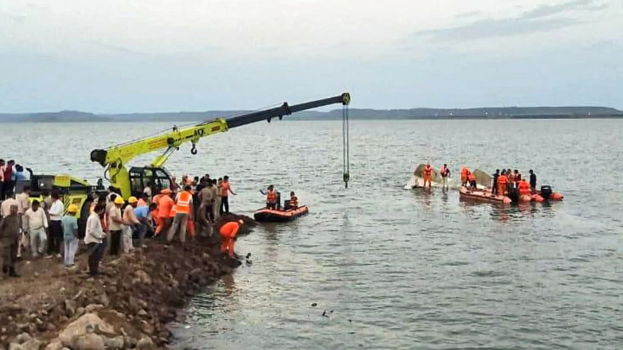 Jabalpur Boat Capsizes Husband Saves Daughter Loses Wife and Son