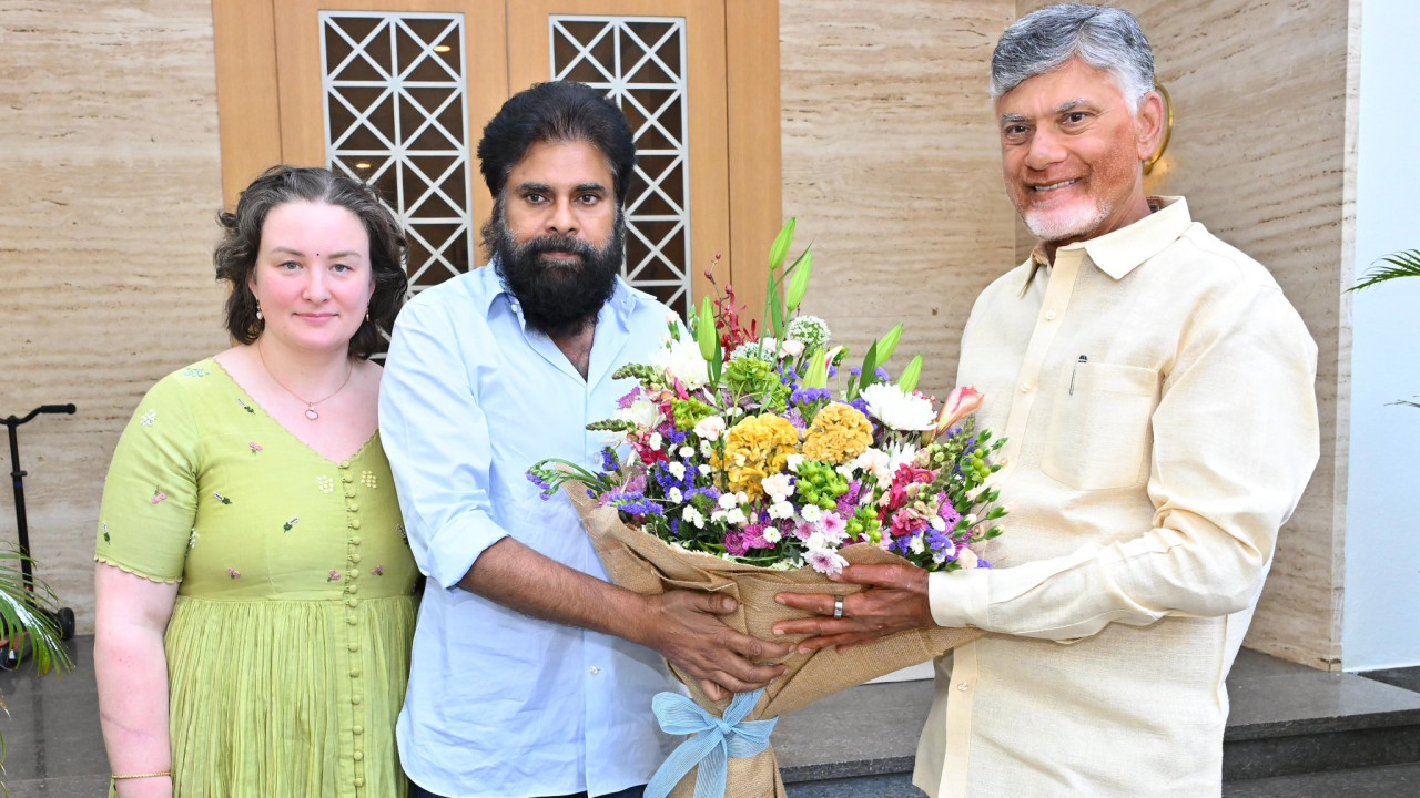 Chandrababu Visits Pawan Kalyan in Hyderabad