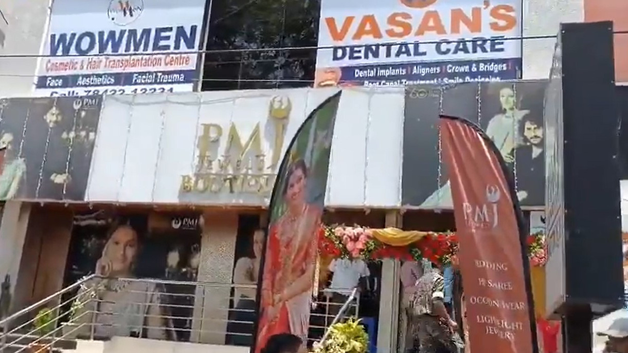 PMG Jewellers in Karimnagar Robbed After Shooting