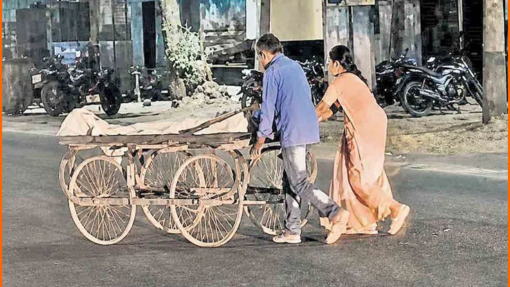 Heartbreaking incident Poor Parents Carry Sons Body on Fruit Cart After Death in Karimnagar