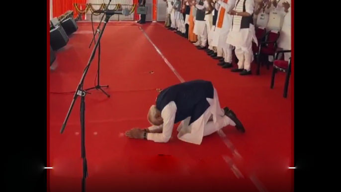 PM Modi Bows to Bengal People Expressing Gratitude