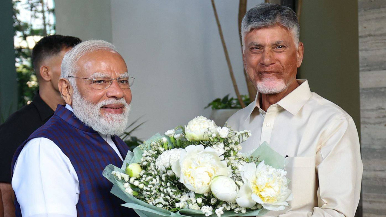 Narendra Modi Receives Venkatagiri Jamdhani Srivari Painting from Chandrababu Naidu