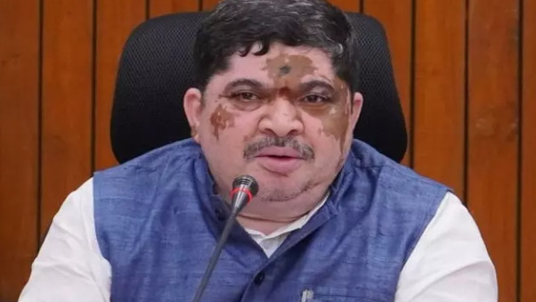 Ponnam Prabhakar Questions Center on Funds for Telangana vs AP