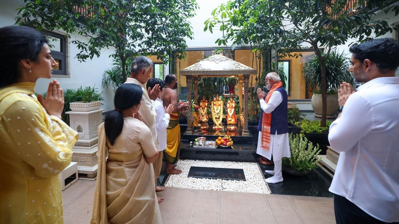 Chandrababu Naidu explains special Seetha Rama idols to Modi