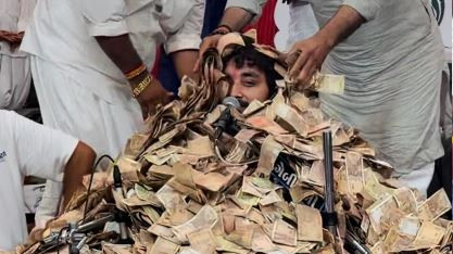 Lakhs of Cash Rained on Gujarati Folk Singer Completely Buried Under Money