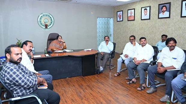 S Savitha Announces Adarana 30 Scheme for BCs in AP