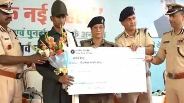 Maoists Huge Setback 25 Maoists Surrender with Weapons in Jharkhand