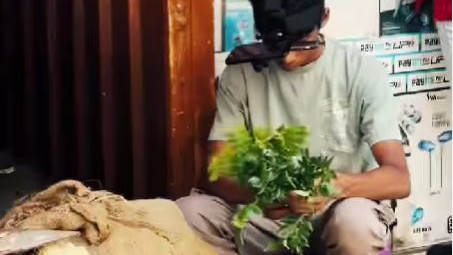 Vegetable Vendor Earns Extra Income with AI Headgear in Bangalore
