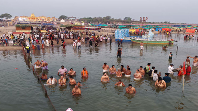 Kaleshwaram Saraswati Antya Pushkaralu Begins with Devotees Swarming