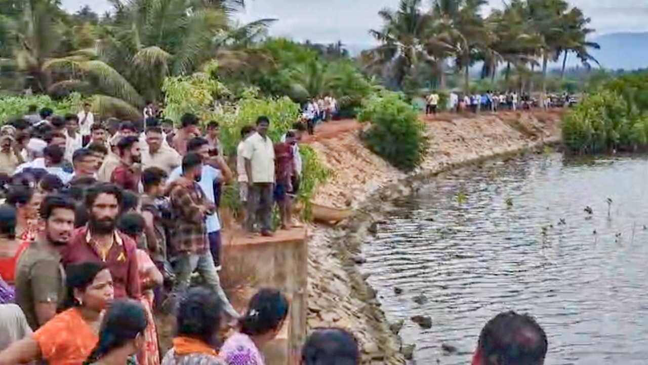 Karnataka River Tragedy 8 Dead Collecting Shells