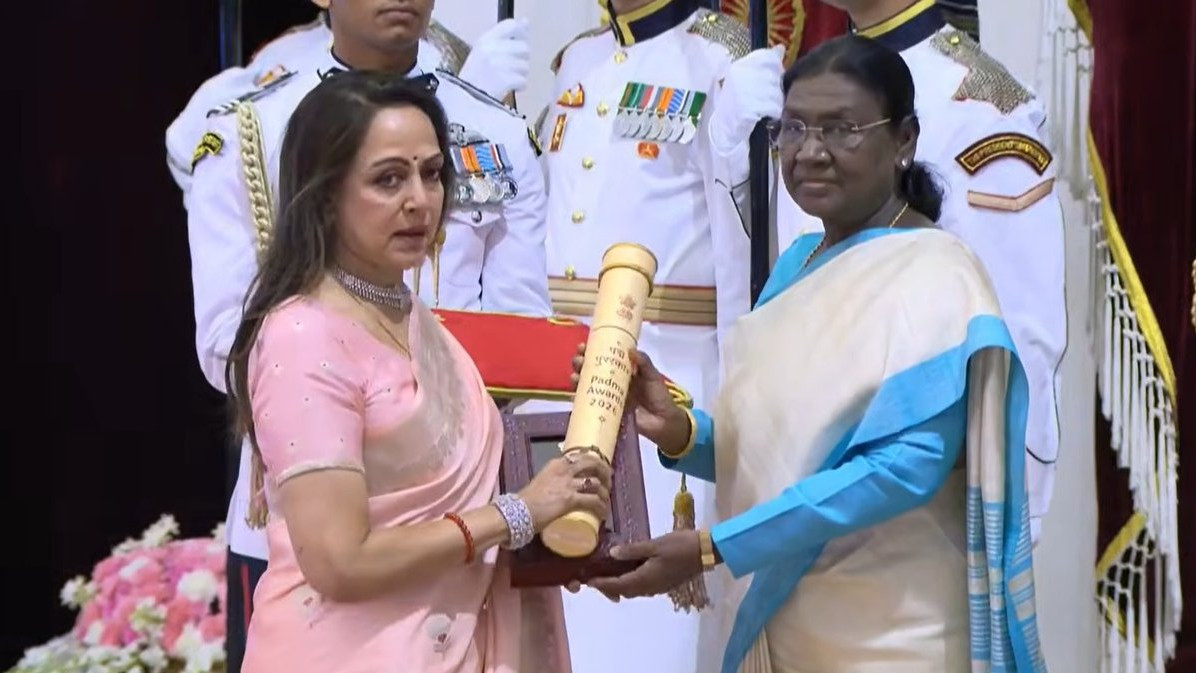 Hema Malini Emotional Receiving Dharmendras Padma Award