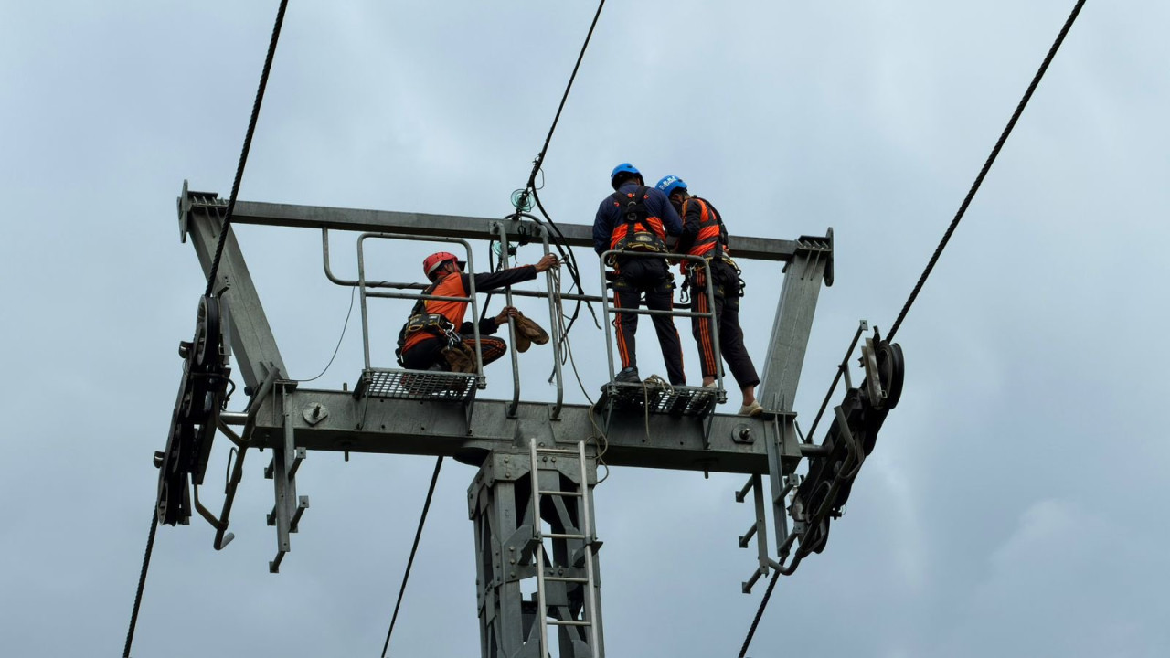 Gulmarg Gondola Cable Car Malfunction 300 Tourists Rescued by Army