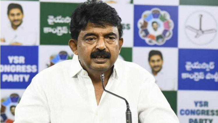 Perni Nani Supports Farmers Protesting Power Lines Near Machilipatnam Port