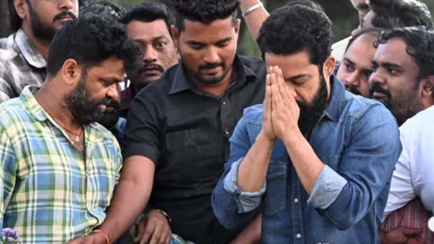 Junior NTR Pays Tribute at NTR Ghat on NTR Jayanthi