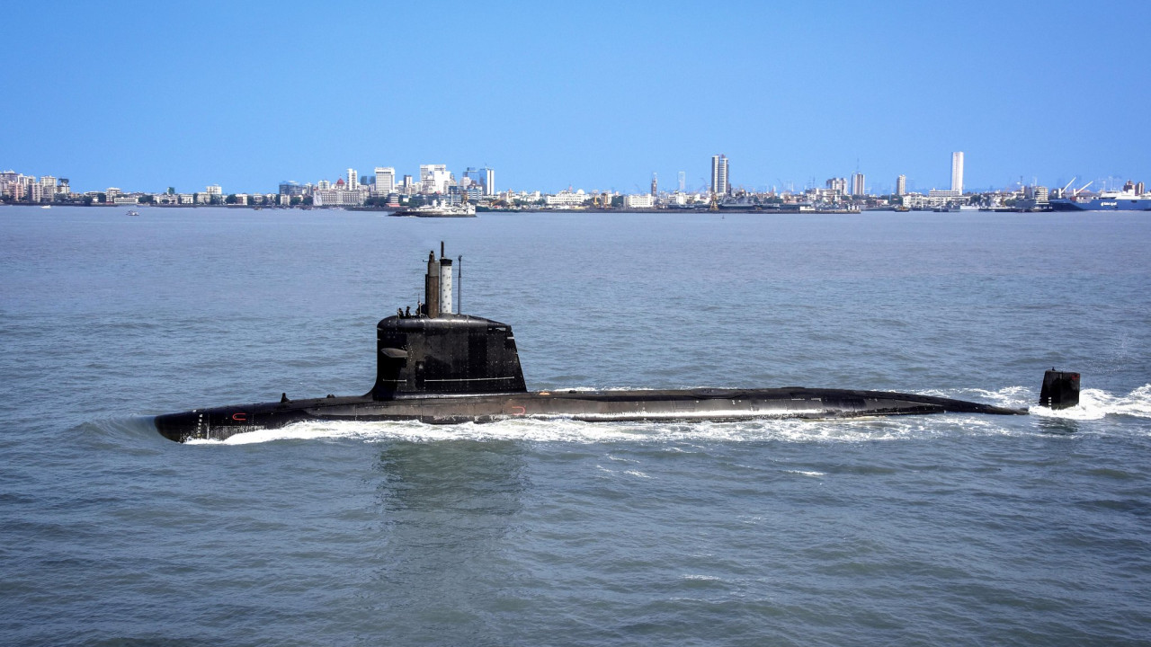 How Submarines receive signals thousands of feet deep in the ocean