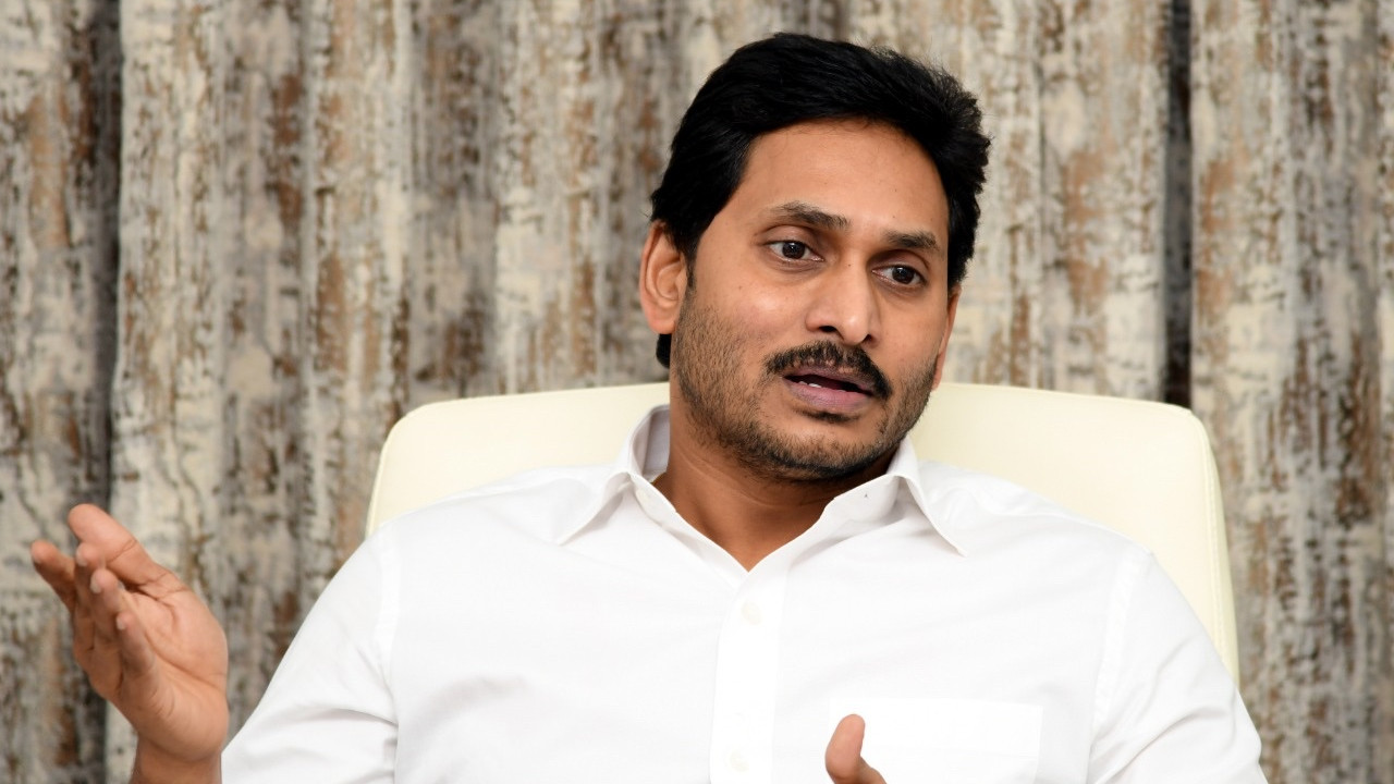 Jagan extends support to DSC candidates