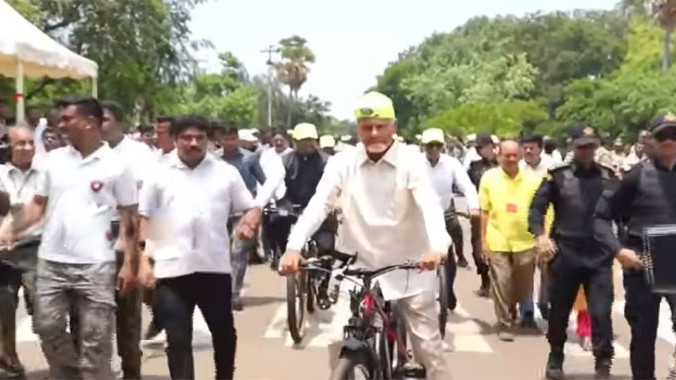 Chandrababu Naidu cycle ride on Visakhapatnam roads despite intense heat