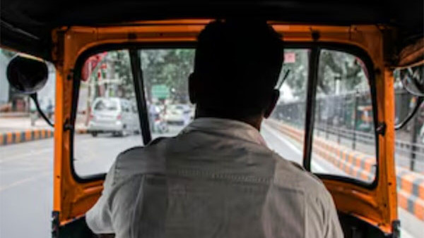 Auto driver returns 15682 rupees to passenger in viral honesty story