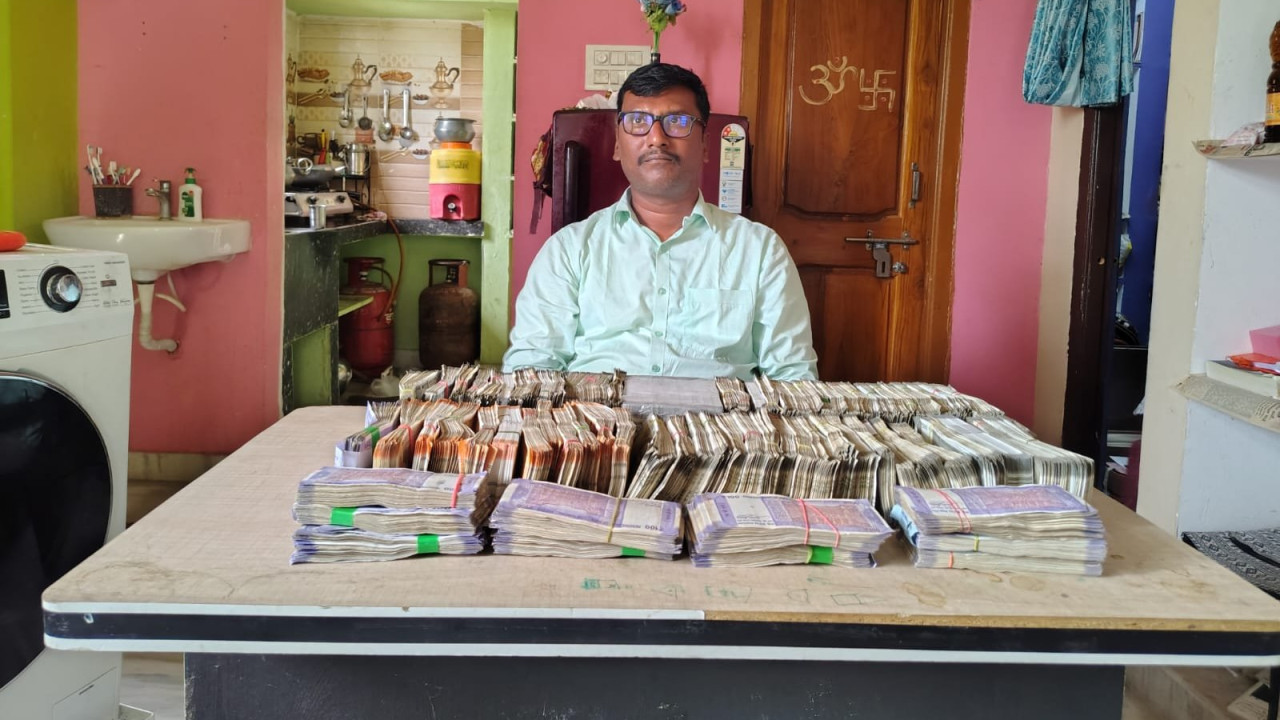 Corruption whale in ACB net bundles of cash in Peddapalli Municipal AE house