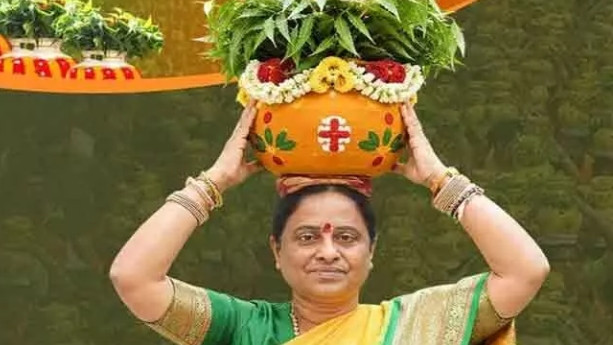 Golconda Bonalu festival begins grandly as Konda Surekha carries Bonam