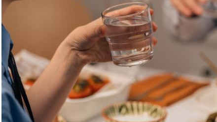 Drinking water during meals myths and facts about digestive health