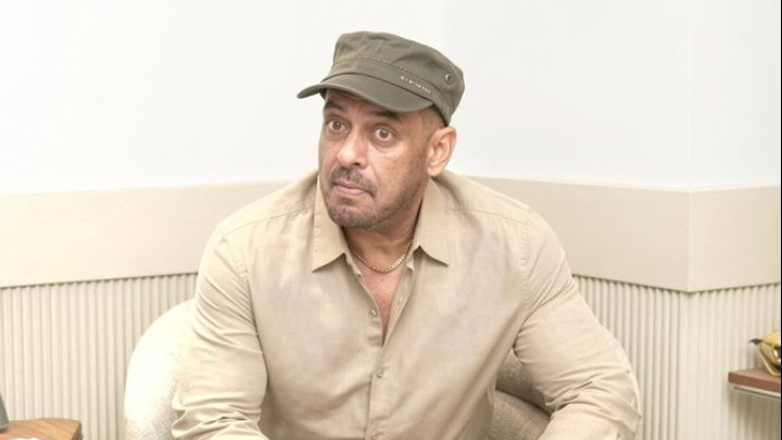 Salman Khan looks weak in latest photos sparks social media debate