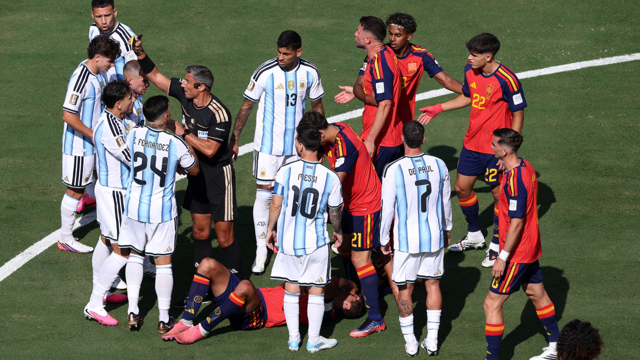 Ugly scenes at FIFA WC final: Punches thrown, Paredes grabs  Garcia by throat after final whistle