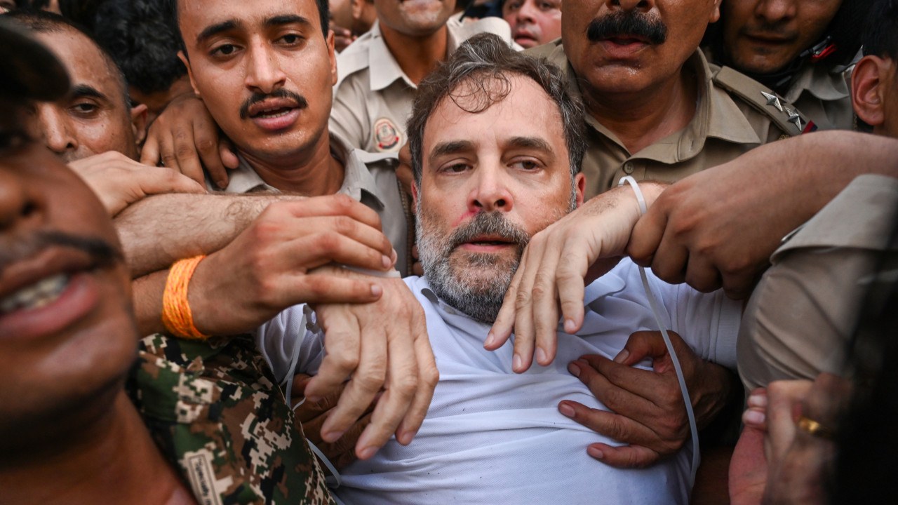 Rahul Gandhi and Priyanka Gandhi detained by police near PM Modi residence high drama