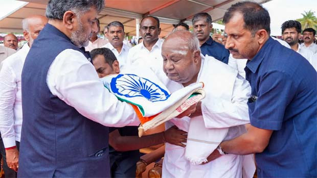 Chennamma funeral held with state honors as Deve Gowda breaks down in tears