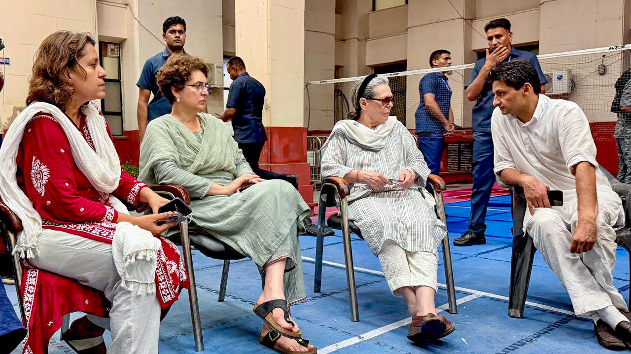 Sonia Gandhi arrives at police station for Congress leaders Rahul and Priyanka released