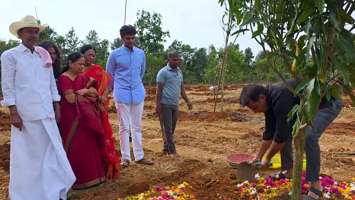 KTR plants a sapling in the presence of KCR on his birthday