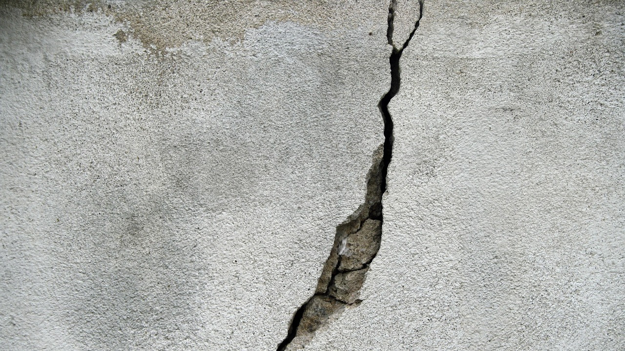Henk Jonkers invents self healing concrete using bacteria to fix cracks