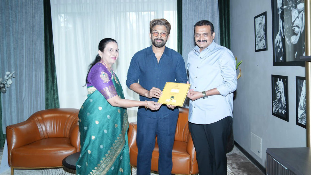 Bandla Ganesh invites Allu Arjun for his daughter wedding