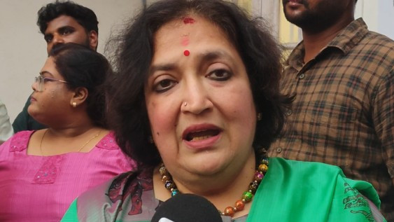 Latha Rajinikanth launches Makkal Medai website for new social movement