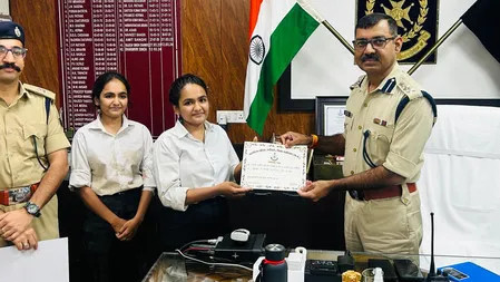 Gwalior twin sisters brave act chase and catch thief on bike