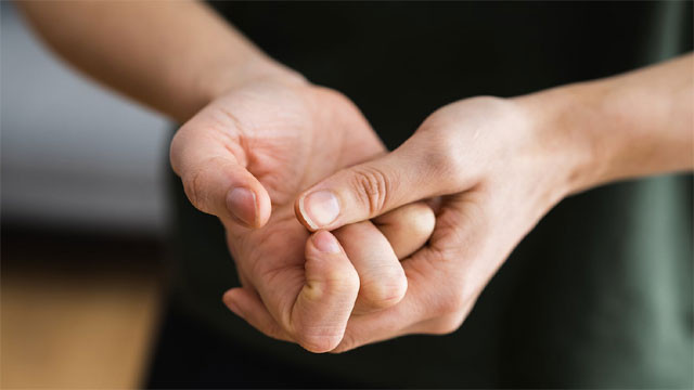 Knuckle cracking habit and interesting facts revealed in research