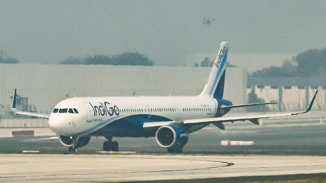 Pilot stuck in traffic 175 passengers wait in plane for an hour