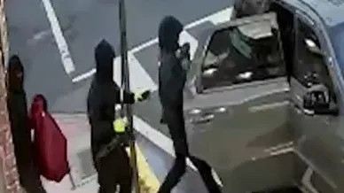 Crore worth jewelry looted within a minute at Indian jewelry shop in New Jersey