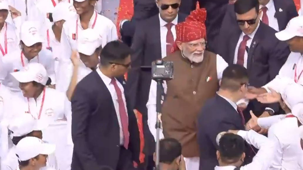 Narendra Modi viral moment with child cap at Red Fort