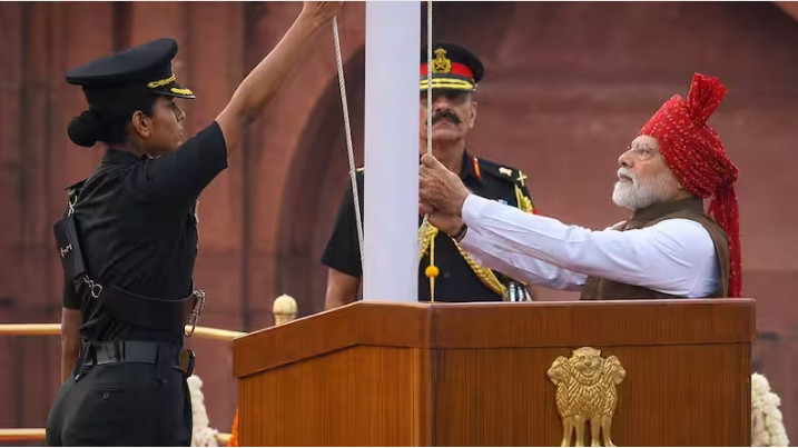 Who is the woman officer with PM Modi at Red Fort Captain Sonia Singh Chauhan