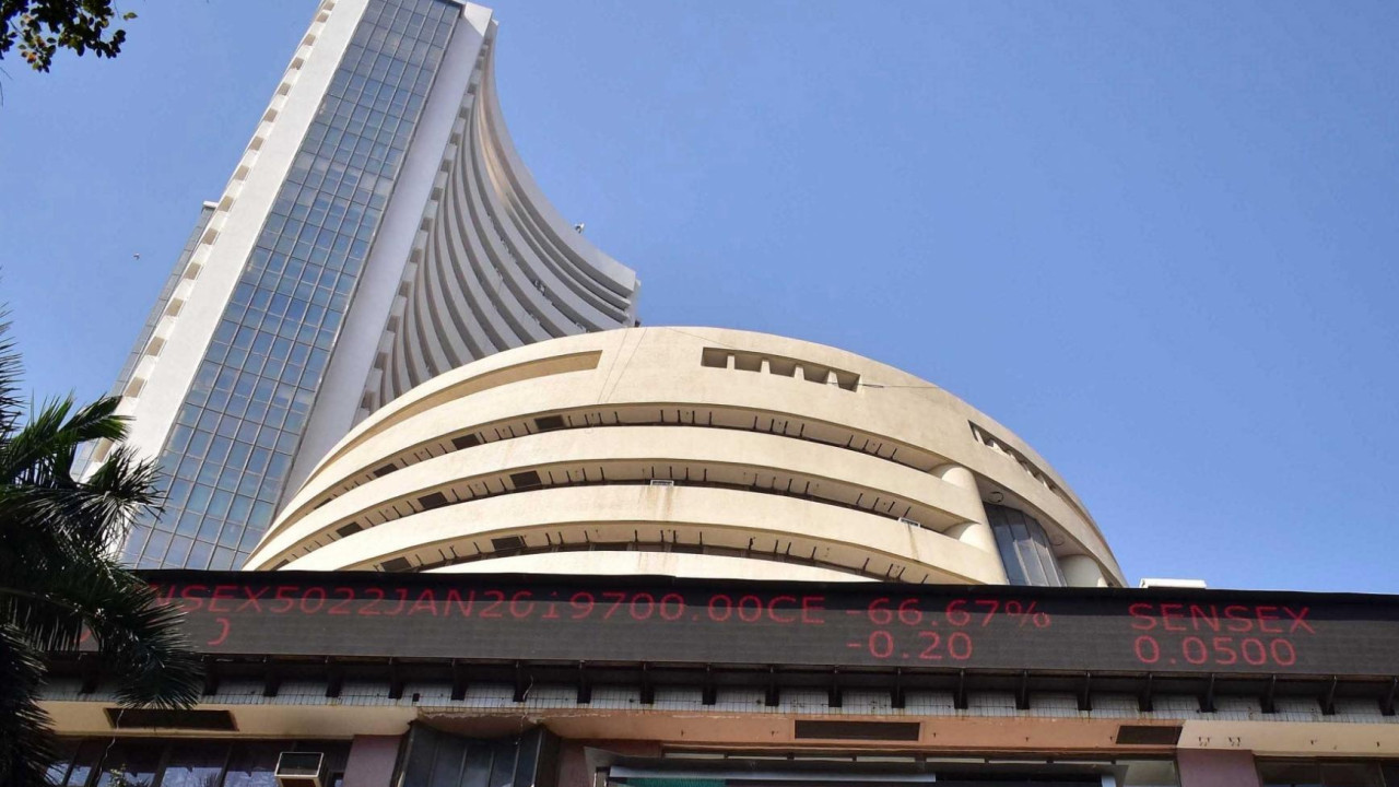 Sensex and Nifty end in losses as IT shares face selling pressure
