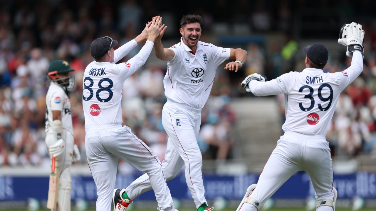 Pakistan crumble for 135 to suffer innings defeat against England in first Test