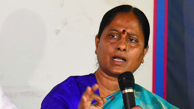 Konda Surekha meets Mallikarjun Kharge over internal party issues
