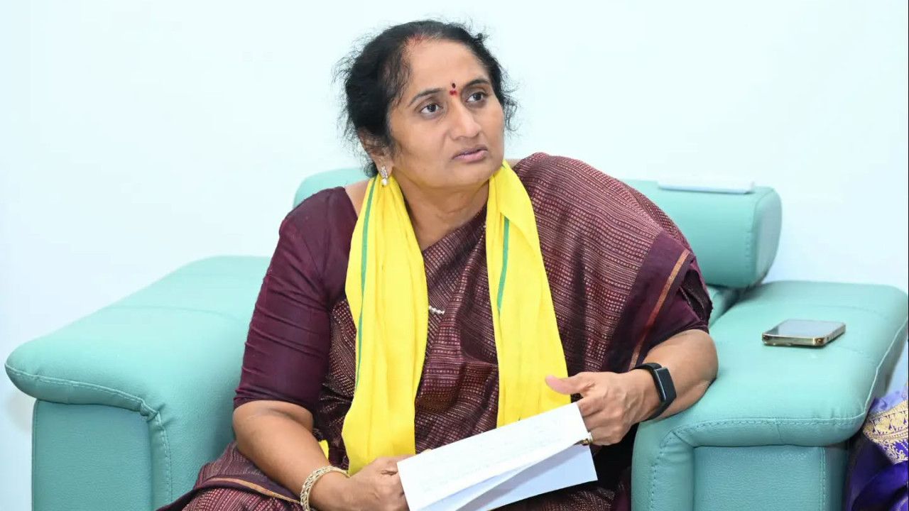 Minister Savitha gives good news to weavers with 25000 rupees deposit in accounts