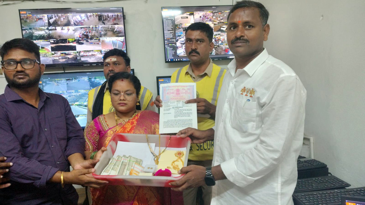 Bag with gold jewelry and property documents lost in Tirumala returned to devotees