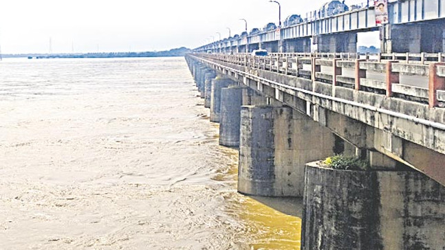 Couple jumps into Godavari leaving three-year-old son on bridge